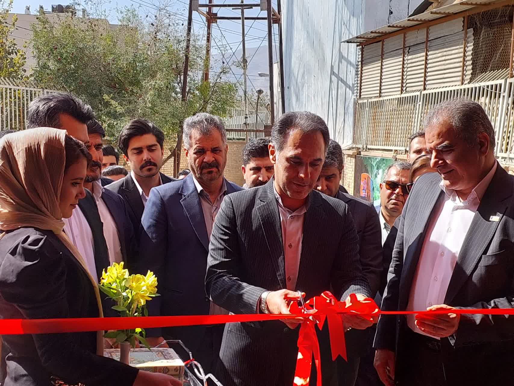 دکا پست افتتاح شد / زنگ بزن 1415، بسته پستی ات را در خانه تحویل بده دکا پست افتتاح شد / زنگ بزن ۱۴۱۵، بسته پستی ات را در خانه تحویل بده