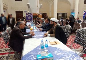 میز خدمت اداره کل تبلیغات اسلامی فارس در حرم شاهچراغ(ع) به مناسبت دهه فجر