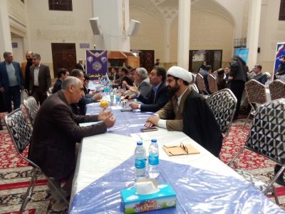 میز خدمت اداره کل تبلیغات اسلامی فارس در حرم شاهچراغ(ع) به مناسبت دهه فجر